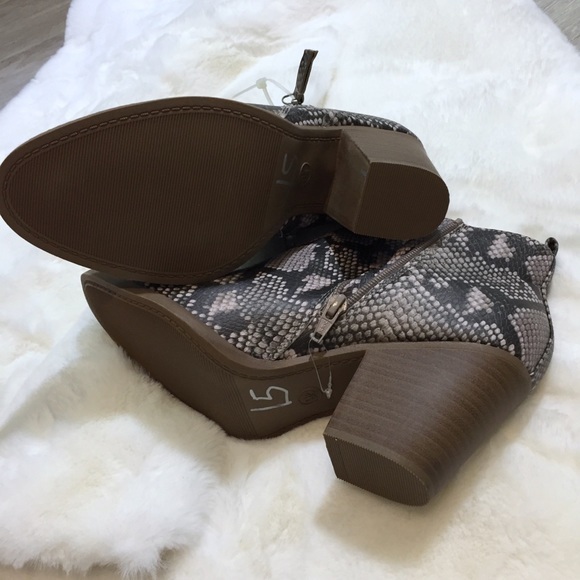NWOT Universal Thread Gray Python Snakeskin Boots - Picture 5 of 10